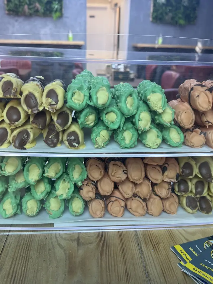 Rows of cannoli in the display case